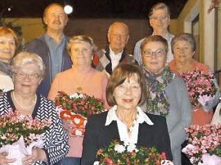 Das Bild zeigt von links (erste Reihe) Meta Frisch, Carin B&uuml;lling und Marianne Wich; /zweiteReihe) Gabriele Hofmann, Hilde G&ouml;tz, Sonja Dalski und Elisabeth Jonak sowie in der dritten Reihe Kreisvorsitzenden Fritz Pohl, Reinhard Hohner und Vorsitzenden Hardy Hanuschke