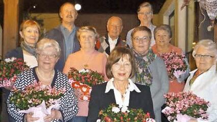 Das Bild zeigt von links (erste Reihe) Meta Frisch, Carin B&uuml;lling und Marianne Wich; /zweiteReihe) Gabriele Hofmann, Hilde G&ouml;tz, Sonja Dalski und Elisabeth Jonak sowie in der dritten Reihe Kreisvorsitzenden Fritz Pohl, Reinhard Hohner und Vorsitzenden Hardy Hanuschke