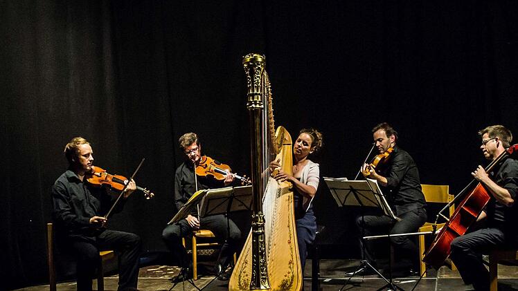 Das Philharmonische Quartett München, die Harfenistin Teresa Zimmermannund Egbert Tholl als Sprecher interpretierten "Die Maske des roten Todes" von Edgar Allen Poe in der Vertonung von André Caplet.Foto: Jochen Berger