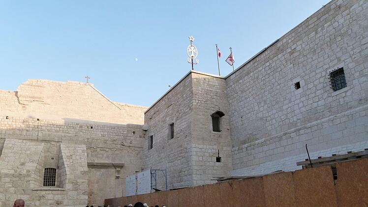 Jeries Alatrash (links) und seine Tante Rakea und sein Onkel Michael Bannoura hoffen in ihrem Geschäft in Bethlehem auf Weihnachtsbesucher.