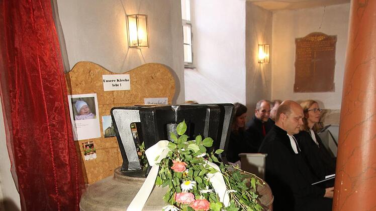 Die große Glocke stand aufgrund ihrer Größe etwas abseits an der Seitentür. Foto: Michael Stelzner