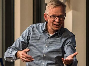 Peter Stenglein bei der Probenarbeit mit dem Coburg Bachchor. Unter seiner Leitung erklingt am Karfreitag das "Stabat Mater" von Antonin Dvorák.Foto: Jochen Berger