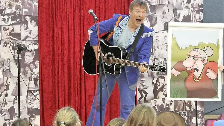 Geraldino, der seit &uuml;ber 30 Jahren auf der B&uuml;hne steht, wei&szlig;, was Kindern gef&auml;llt. Am Sonntag, 21. August, kommt er im Ferienprogramm nach Ebern.