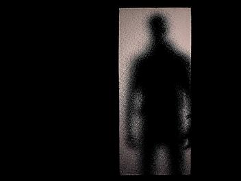 bedrohlich, einbrecher, türe, Silhouette eines Räubers oder Wahnsinnigen, der hinter einer Glastür steht, Phobien und Ängste