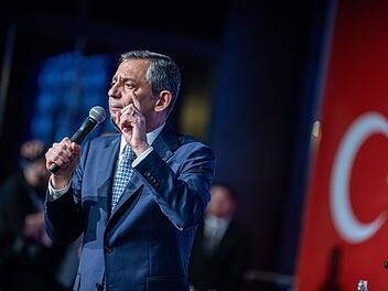 &Ouml;zg&uuml;r &Ouml;zel