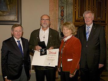 Heribert Heinrich erhielt das Bergwacht-Leistungsabzeichen   vom Vorsitzenden der Bergwacht Bayern, Alois Glück (links), der Präsidentin des Bayerischen Roten Kreuzes, Christa Prinzessin von Thurn und Taxis und Ministerpräsident Horst Seehofer(rechts). Foto: Bergwacht