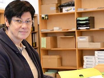 Jutta Arens, Leiterin der Vermittlungsstelle, sichtet die Akte eines Klienten. Foto: Pat Christ