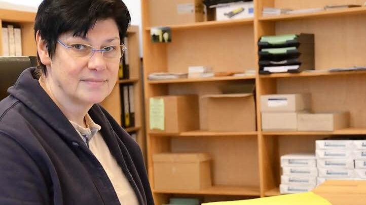 Jutta Arens, Leiterin der Vermittlungsstelle, sichtet die Akte eines Klienten. Foto: Pat Christ