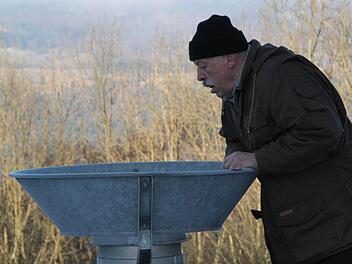 Kuno Rüttiger schaut nach, wie viel Schnee in der Rhön schon gefallen ist. Die Ausbeute? Mager... Fotos: Ulrike Müller