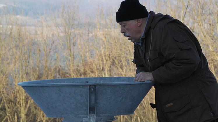 Kuno Rüttiger schaut nach, wie viel Schnee in der Rhön schon gefallen ist. Die Ausbeute? Mager... Fotos: Ulrike Müller