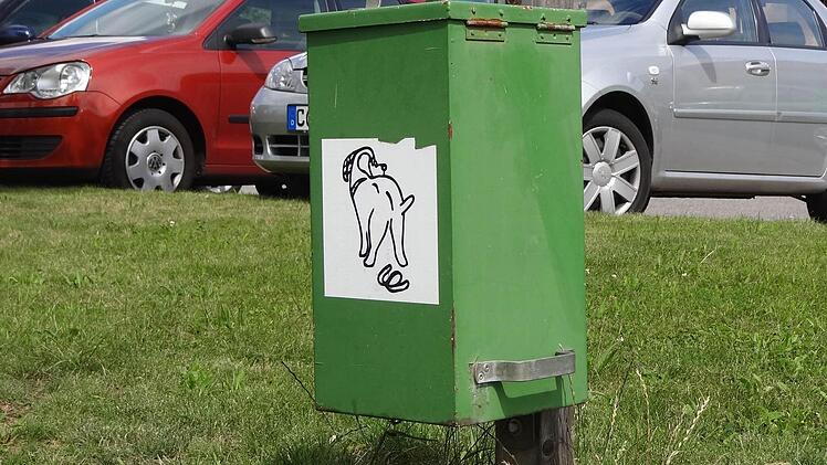 Die für Hundekot gedachten Abfalleimer in Ebern sind meistens leer. Foto: Johanna Eckert