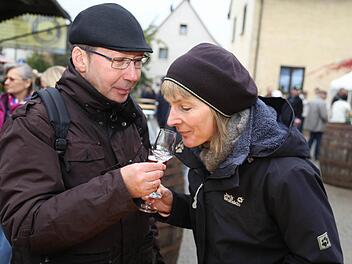 Gäste aus Hannover schnuppern an einem Edelbrand. Foto: Franz Galster