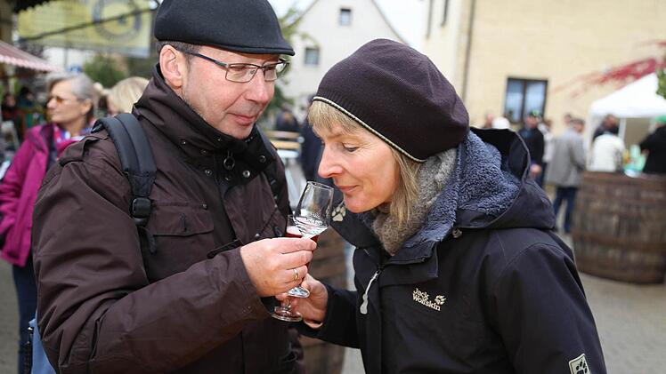 Gäste aus Hannover schnuppern an einem Edelbrand. Foto: Franz Galster