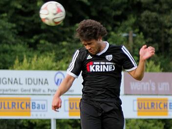 Neuzugang Tevin McCullough, der in Eltersdorf wegen wichtiger Prüfungen fehlte, stürmt am Mittwoch im Seestadion für den FC Sand.