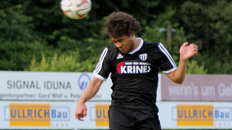 Neuzugang Tevin McCullough, der in Eltersdorf wegen wichtiger Prüfungen fehlte, stürmt am Mittwoch im Seestadion für den FC Sand.