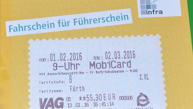 Senioren tauschen in Fürth ihre Führerscheine gegen Fahrscheine Foto: Nikolas Pelke