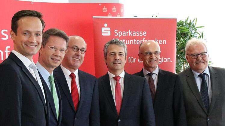 Sie offenbarten die Entwicklungen, die bis zum Wochenende hinter den Kulissen ausgetüftelt worden waren, am Montag in einer Überraschungspressekonferenz der Öffentlichkeit (von links): Schweinfurts Landrat Florian Töpper, Schweinfurts Oberbürgermeister Sebastian Remelè, die beiden Sparkassen-Chefs Johannes Rieger (Schweinfurt) und Peter Schleich (Haßfurt) sowie Haßberge-Landrat Werner Schneider und Königsbergs Bürgermeister Claus Bittenbrünn. Fotos: Brigitte Krause