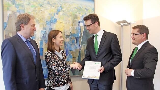 Sie wollen die Bev&ouml;lkerung f&uuml;r einen gesunden Lebensstil sensibilisieren. Hier von links: Landrat Klaus L&ouml;ffler, Andrea Hahn, AOK Direktor Christian Grebner mit seinem Mitarbeiter Oliver Skall. Foto: Veronika Schadeck