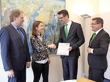 Sie wollen die Bevölkerung für einen gesunden Lebensstil sensibilisieren. Hier von links: Landrat Klaus Löffler, Andrea Hahn, AOK Direktor Christian Grebner mit seinem Mitarbeiter Oliver Skall. Foto: Veronika Schadeck