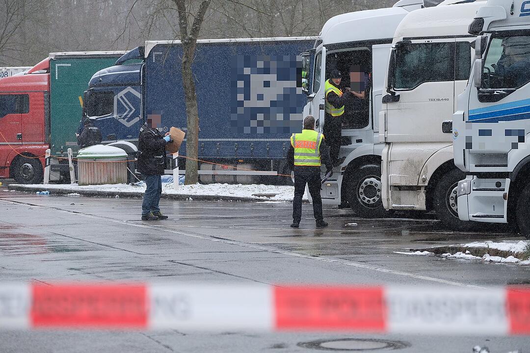 Toter Mann auf Autobahnparkplatz bei A9 gefunden