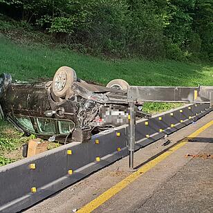 Auto überschlägt sich im Baustellenbereich auf der A6 im Kreis Roth