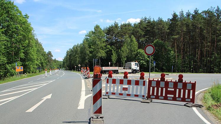Die Abzweigung von der B 470 auf die Staatsstraße ist dicht.  Foto: Andreas Dorsch