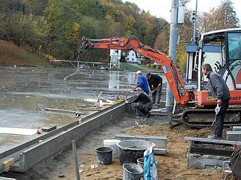 Anfang Dezember soll die sanierte Kulmbacher Eisbahn wieder er&ouml;ffnet werden. Mitarbeiter der Baufirma Popp sind derzeit mit dem Anlegen der Rinne neben der neuen Betonpiste besch&auml;ftigt.   Fotos: Peter M&uuml;ller