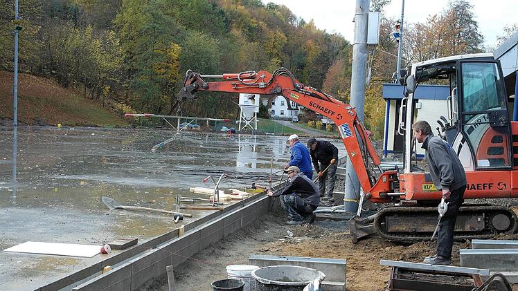 Anfang Dezember soll die sanierte Kulmbacher Eisbahn wieder er&ouml;ffnet werden. Mitarbeiter der Baufirma Popp sind derzeit mit dem Anlegen der Rinne neben der neuen Betonpiste besch&auml;ftigt.   Fotos: Peter M&uuml;ller