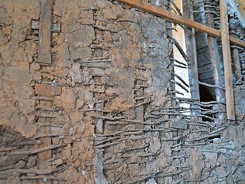 Eine Holzstakenwand mit Lehmfüllung: für Denkmalschützer eine Fundgrube  Fotos: Bernhard Panzer