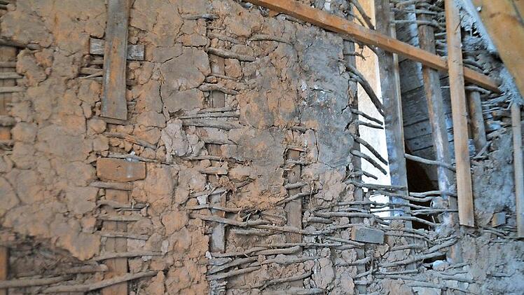 Eine Holzstakenwand mit Lehmfüllung: für Denkmalschützer eine Fundgrube  Fotos: Bernhard Panzer