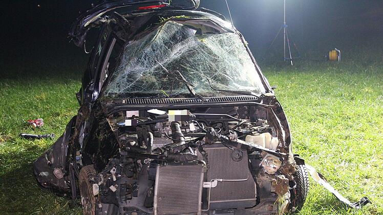 Mit seinem Auto hat sich ein 56-J&auml;hriger im Landkreis F&uuml;rth mehrfach &uuml;berschlagen. Foto: News5/Klein