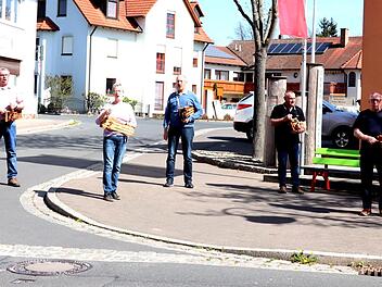 Beim Rätschen auf der Straße wurde der Sicherheitsabstand eingehalten.    Foto: Johanna Blum