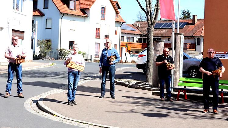 Beim Rätschen auf der Straße wurde der Sicherheitsabstand eingehalten.    Foto: Johanna Blum