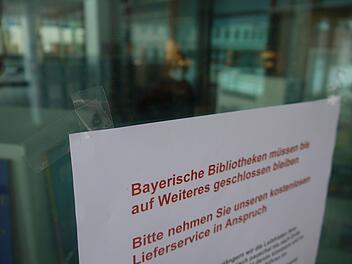 Die Nutzer der Mediathek Neustadt müssen derzeit noch immer draußen bleiben. Ein kostenloser Lieferservice bringt dennoch Medien direkt zum Kunden.Foto: Berthold Köhler
