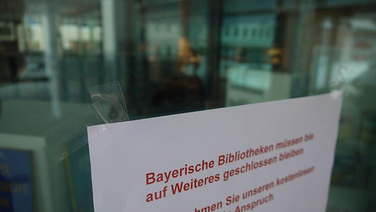 Die Nutzer der Mediathek Neustadt müssen derzeit noch immer draußen bleiben. Ein kostenloser Lieferservice bringt dennoch Medien direkt zum Kunden.Foto: Berthold Köhler