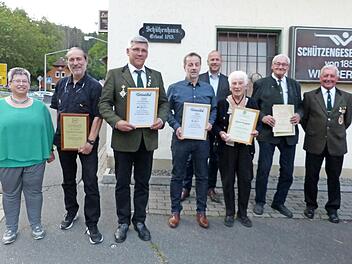 Ehrungen bei den Wirsberger Schützen; im Bild (von links) Kaiserin Sonja Schneider, Werner Herrmann, Arnd Sesselmann, Jörg Täffner, Bürgermeister Jochen Trier, Christa Burghofer, Heinrich Hückmann und Schützenmeister Rudi Krämer