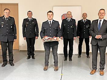 Bei der Verabschiedung (von links): Kreisbrandrat Benno Metz, Kreisbrandmeister Torsten Büchner, der ehemalige Kommandant Christian Eisenhauer, 1. Kommandant Johannes Pfennig, stv. Kommandant Mario Kötzner, 1. Bürgermeister Mario Götz.