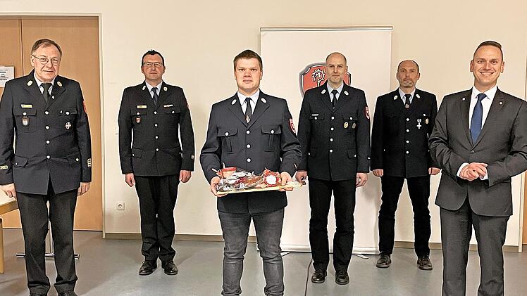 Bei der Verabschiedung (von links): Kreisbrandrat Benno Metz, Kreisbrandmeister Torsten Büchner, der ehemalige Kommandant Christian Eisenhauer, 1. Kommandant Johannes Pfennig, stv. Kommandant Mario Kötzner, 1. Bürgermeister Mario Götz.