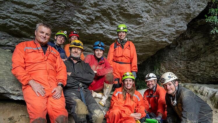 Das gesamte Team begibt sich für "Terra X" in eine Spalte, um Glühwürmchen zu entdecken.