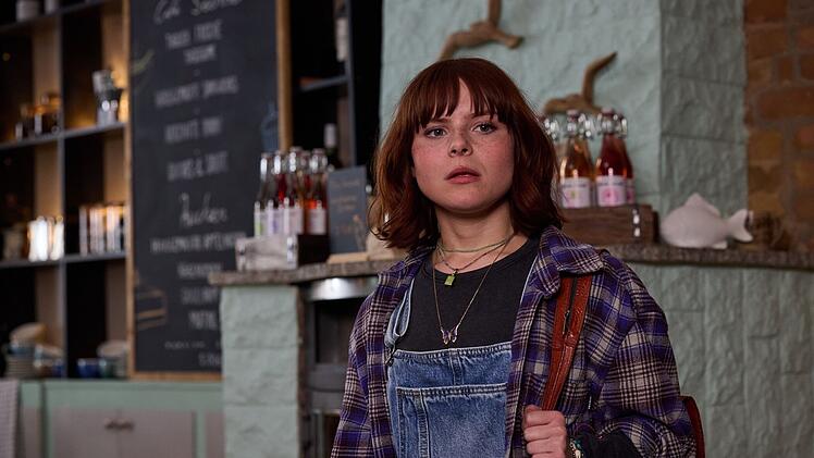 Tochter (Carlotta Truman) folgt ihrer Mutter Laura auf den Apfelhof.