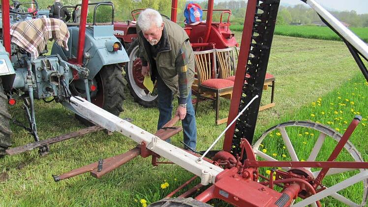 Die "Mähmaschine " von Hersteller Fahr ist mehr als 50 Jahre alt - Lothar Rust von den Oldtimerfreunden Staffelstein zeigt, wo einst die beiden Pferde zum Ziehen eingespannt wurden