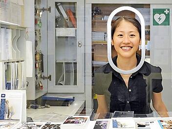 Tänzerin Chih-Lin Chan - auf diesem Foto ausnahmsweise nicht auf der Bühne, sondern in der Pförtnerloge des Landestheaters. Foto: Andrea Kremper