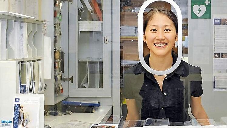 Tänzerin Chih-Lin Chan - auf diesem Foto ausnahmsweise nicht auf der Bühne, sondern in der Pförtnerloge des Landestheaters. Foto: Andrea Kremper