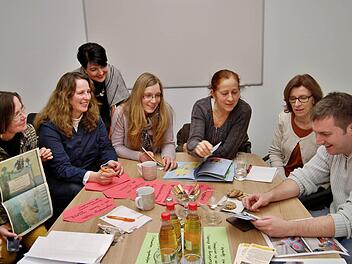 Rückschau auf ein Jahr "Bad Bocklet greift zum Buch" hielten d(von links) Barbara Seufert (Pfarrbücherei Aschach), Sabine Braun (Stänicher Zwergentreff), Michaela Stach (Kinder- und Jugendstiftung "Anschwung"), Katja Schmitt (Stänicher Zwergentreff), Christine Eberth-Booms (Kneippkindergarten Bad Bocklet), Ilona Wegmann (Kindergarten Aschach) und Martin Eisenmann (Bücher-Pavillon).  Foto: Sigismund von Dobschütz
