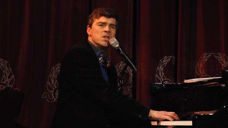 Henning Schmidtke ist genialer Musiker und Kabarettist, was er im Kurtheater bewies. Wenn er vom Leder zieht, bleibt kein Auge trocken. Foto: Peter Klopf