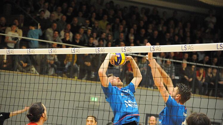 1:3 gegen den Tabellenführer verloren, aber wieder viele Sympathie-Punkte gewonnen haben Hammelburgs Volleyballer (blaue Trikots). Foto: Hopf