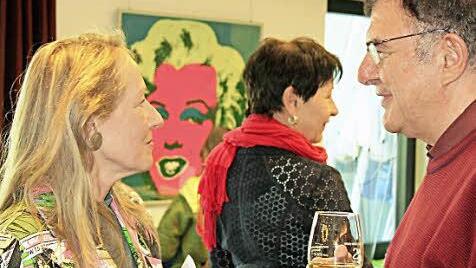 Andy Warhols Marilyn Monroe schaut zu bei der Vernissage zur Pop-Art-Ausstellung im Bad Kissinger Golfclub. Foto: Werner Vogel
