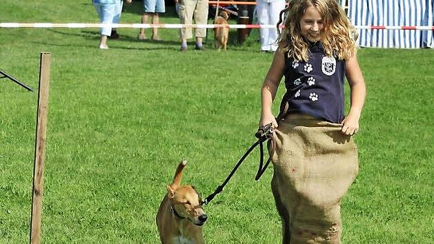 Mit Spa&szlig; dabei: Sowohl Zwei- als auch Vierbeiner vergn&uuml;gten sich im vergangenen Jahr beim Gaudi-Wettbewerb auf dem Kronacher Tierheimfest. Auch heuer geht es dabei wieder rund.  Foto: Privat/Archiv