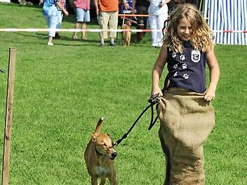 Mit Spa&szlig; dabei: Sowohl Zwei- als auch Vierbeiner vergn&uuml;gten sich im vergangenen Jahr beim Gaudi-Wettbewerb auf dem Kronacher Tierheimfest. Auch heuer geht es dabei wieder rund.  Foto: Privat/Archiv