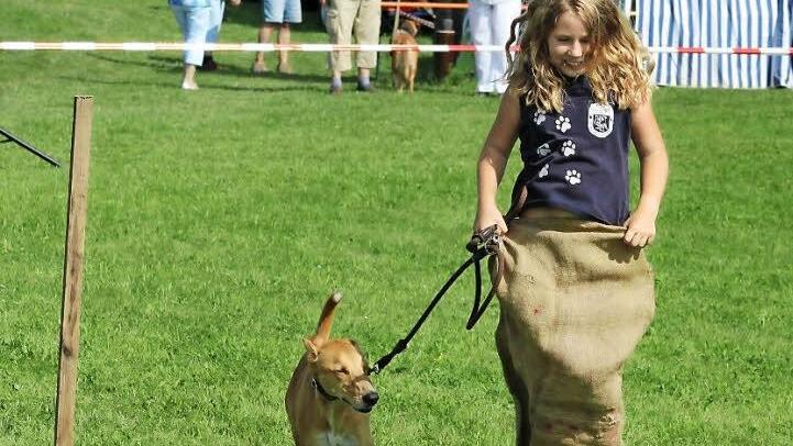 Mit Spa&szlig; dabei: Sowohl Zwei- als auch Vierbeiner vergn&uuml;gten sich im vergangenen Jahr beim Gaudi-Wettbewerb auf dem Kronacher Tierheimfest. Auch heuer geht es dabei wieder rund.  Foto: Privat/Archiv